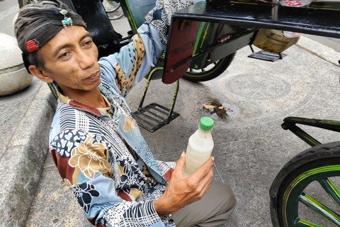 Candra, kusir andong di Malioboro menunjukkan cairan pewangi untuk bersihkan kotoran kuda, Kamis (10/4/2025). Foto: Arfiansyah Panji Purnandaru/kumparan