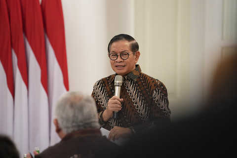 Gubernur DKI Jakarta Pramono Anung saat bertemu dengan pemain Persija Jakarta di Balai Kota, Jakarta, Kamis (10/4/2025). Foto: Media Persija
