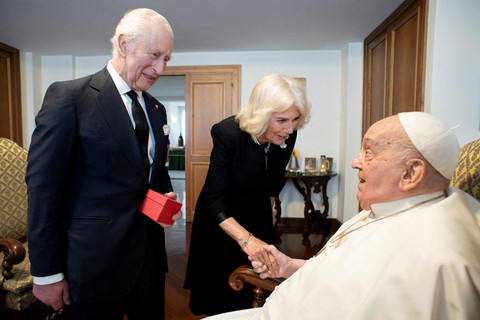 Paus Fransiskus bertemu dengan Raja Charles dan Ratu Camilla di Vatikan, Rabu (9/4/2025). Foto: Vatican Media/Handout via REUTERS
