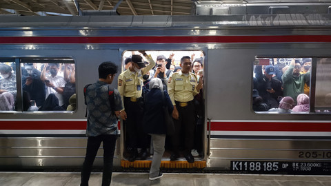 Sejumlah penumpang menaiki gerbong KRL saat jam pulang kerja di Stasiun Manggarai, Jakarta, Kamis (10/4/2025). Foto: Thomas Bosco/kumparan