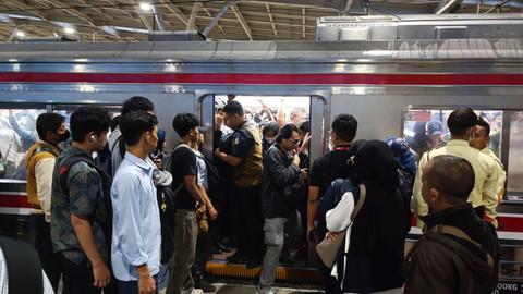 Sejumlah penumpang menaiki gerbong KRL saat jam pulang kerja di Stasiun Manggarai, Jakarta, Kamis (10/4/2025). Foto: Thomas Bosco/kumparan