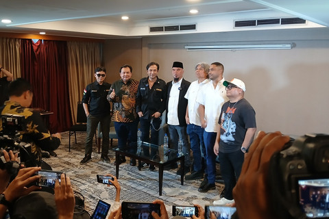 Konferensi pers AKSI bersama Rayen Pono dan Kadri Mohamad di Senayan, Jakarta Pusat, Kamis (10/4/2025). Foto: Vincentius Mario/kumparan