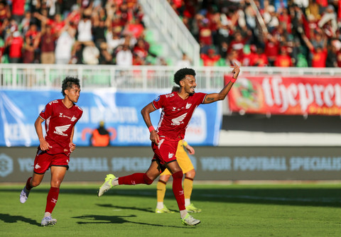 Selebrasi pemain PSM Makassar Aloisio Neto usai mencetak gol ke gawang Semen Padang pada pertandingan Liga 1 di Stadion Gelora BJ Habibie Parepare, Sulawesi Selatan, Kamis (10/4/2025). Foto: Chairil Indra/ANTARA FOTO