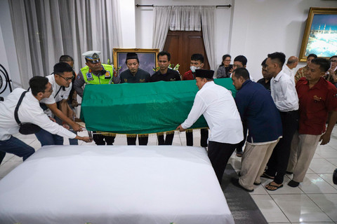 Kerabat dan keluarga membawa jenazah Titiek Puspa setibanya di rumah duka di kawasan Pancoran, Jakarta, Kamis (10/4/2025). Foto: Iqbal Firdaus/kumparan