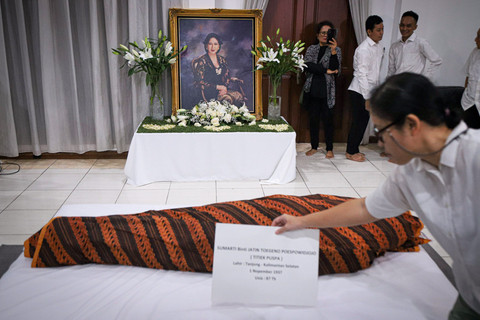 Jenazah Titiek Puspa tiba di rumah duka di kawasan Pancoran, Jakarta, Kamis (10/4/2025). Foto: Iqbal Firdaus/kumparan