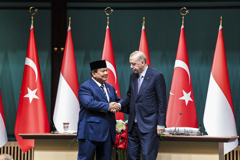 Presiden Prabowo Subianto (kiri) berjabat tangan dengan Presiden Turki Recep Tayyip Erdogan (kanan) usai menyaksikan penandatanganan memorandum dan kerjasama di Istana Kepresidenan Turki, Ankara, Turki, Kamis (10/4/2025). Foto: Galih Pradipta/ANTARA FOTO