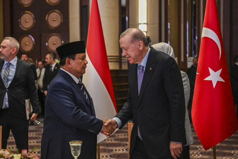Presiden Prabowo Subianto (kiri) berjabat tangan dengan Presiden Turki Recep Tayyip Erdogan (kanan) saat jamuan makan malam di Istana Kepresidenan Turki, Ankara, Turki, Kamis (10/4/2025).  Foto: Galih Pradipta/ANTARA FOTO