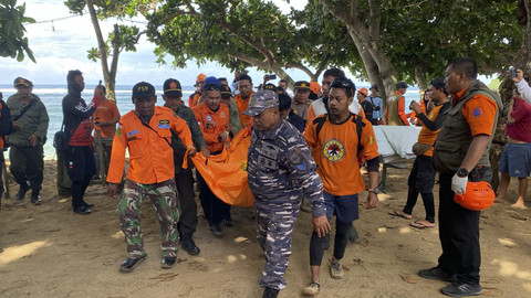 Tim SAE gabungan menemukan dua dari tiga santri Pondok Pesantren Amanatul Ummah, Pacet, Kabupaten Mojokerto, yang terseret ombak saat berenang di Pantai Balekambang, Kecamatan Bantur, Kabupaten Malang, Jumat (11/4/2025).  Foto: Dok. Basarnas Surabaya