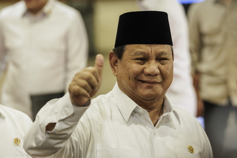 Presiden Prabowo Subianto tiba saat mengumumkan penyaluran tunjangan guru ASN daerah ke rekening guru di Plaza Insan Berprestasi, Gedung Kemendikdasmen, Jakarta, Kamis (13/3/2025). Foto: Yasuyoshi Chiba/AFP
