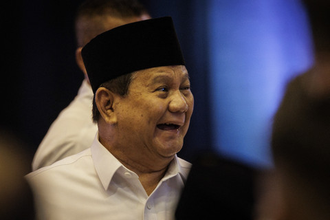 Presiden Prabowo Subianto tiba saat mengumumkan penyaluran tunjangan guru ASN daerah ke rekening guru di Plaza Insan Berprestasi, Gedung Kemendikdasmen, Jakarta, Kamis (13/3/2025). Foto: Yasuyoshi Chiba/AFP