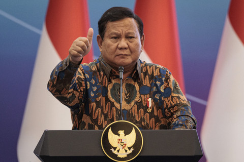 Presiden Prabowo Subianto menyampaikan pengarahan dalam Sarasehan Ekonomi Bersama Presiden RI di Menara Mandiri, Senayan, Jakarta, Selasa (8/4/2025). Foto: Yasuyoshi Chiba/AFP
