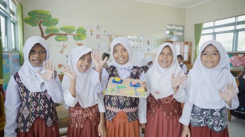 AIA Healthiest Schools Program (AHS) ajarkan murid SD dan SMP tentang gaya hidup sehat. Foto: AIA Indonesia