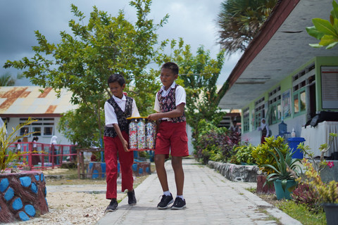 AIA Healthiest Schools Program (AHS) ajarkan murid SD dan SMP tentang gaya hidup sehat. Foto: AIA Indonesia