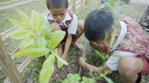 AIA Healthiest Schools Program (AHS) ajarkan murid SD dan SMP tentang gaya hidup sehat. Foto: AIA Indonesia