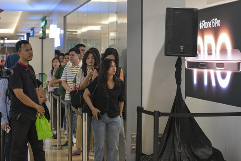 Sejumlah warga antre untuk membeli iPhone 16 di salah satu toko Apple di Grand Indonesia, Jakarta, Jumat (11/4/2025). Foto: Bay Ismoyo/AFP
