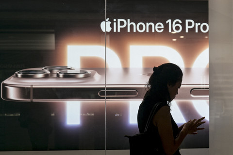 Seorang warga antre untuk membeli iPhone 16 di salah satu toko Apple di Grand Indonesia, Jakarta, Jumat (11/4/2025). Foto: Bay Ismoyo/AFP