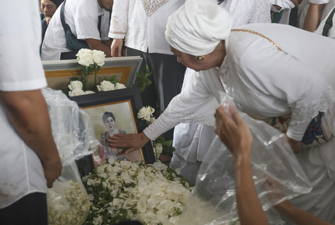 Sejumlah keluarga serta kerabat menghadiri pemakaman pemeran film serta penyanyi Titiek Puspa di TPU Tanah Kusir, Jakarta, Jumat (11/4/2025). Foto: Agus Apriyanto