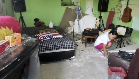 Rumah Herman Suherman di Kelurahan Panaragan Kota Bogor, rusak akibat gempa berkekuatan 4,1 Magnitudo yang terjadi Kamis (10/4/2025) malam. Foto: kumparan