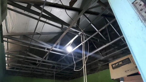 Rumah Herman Suherman di Kelurahan Panaragan Kota Bogor, rusak akibat gempa berkekuatan 4,1 Magnitudo yang terjadi Kamis (10/4/2025) malam. Foto: kumparan