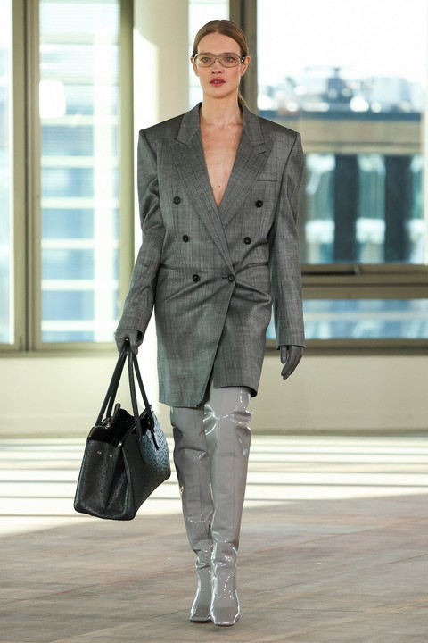 Seorang model memperagakan kreasi Stella McCartney untuk koleksi Womenswear Ready-to-wear Fall-Winter 2025/2026 sebagai bagian dari Paris Fashion Week. Foto: ALAIN JOCARD/AFP