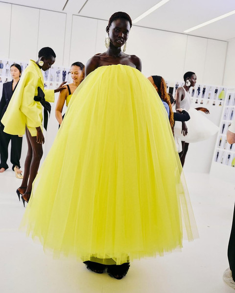 Seorang model memeragakan koleksi Givenchy untuk musim Fall Winter 2025. Foto: Instagram @givenchy