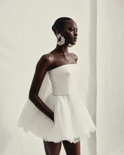 Seorang model memeragakan koleksi Givenchy untuk musim Fall Winter 2025. Foto: Instagram @givenchy