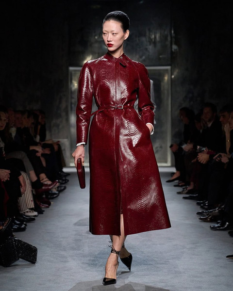 Seorang model memeragakan koleksi Tom Ford untuk musim Fall Winter 2025. Foto: Instagram @tomford