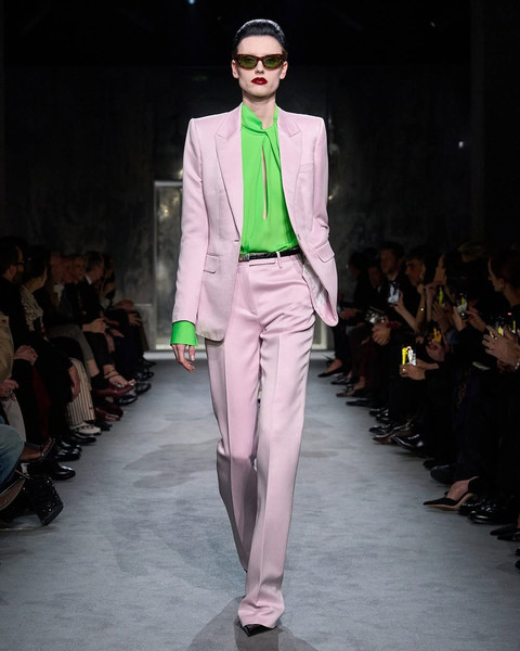 Seorang model memeragakan koleksi Tom Ford untuk musim Fall Winter 2025. Foto: Instagram @tomford