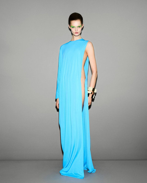 Seorang model memeragakan koleksi Tom Ford untuk musim Fall Winter 2025. Foto: Instagram @tomford