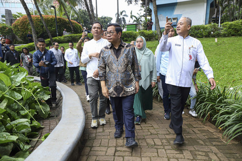 Gubernur DKI Jakarta Pramono Anung meninjau langsung kesiapan Taman Ayodya di Kebayoran Baru, Jakarta, Jumat (11/4/2025). Foto: Iqbal Firdaus/kumparan