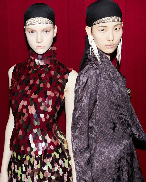Seorang model memeragakan koleksi Dries Van Noten untuk musim Fall Winter 2025. Foto: Instagaram @driesvannoten