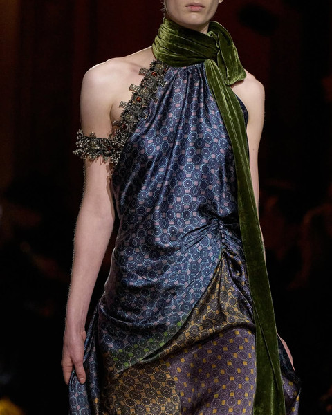 Seorang model memeragakan koleksi Dries Van Noten untuk musim Fall Winter 2025. Foto: Instagaram @driesvannoten