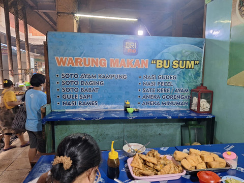 Warung makan Bu Sum di Pasar Beringharjo, Yogyakarta laris manis saat libur Lebaran berkat pemberdayaan dari BRI. Foto: Dok. BRI
