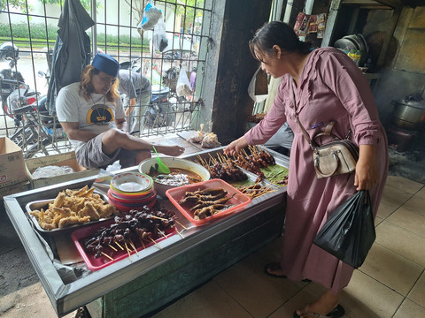 Sate kere yang menjadi kuliner terkenal warung makan Bu Sum. Foto: Dok. BRI