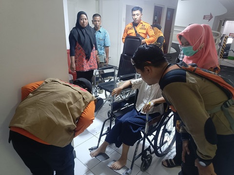Petugas melihat kondisi kesehatan remaja di Bogor yang melompat dari Lantai 2 saat Gempa 4,1 Magnitudo. Foto: Dok. Istimewa