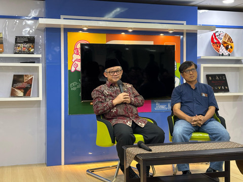 Mendikdasmen Abdul Mu'ti di Perpustakaan Kemendikdasmen, Jakarta Pusat pada Jumat (11/4). Foto: Abid Raihan/kumparan