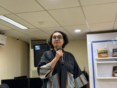 Sekjen Kemendikdasmen, Suharti di Perpustakaan Kemendikdasmen pada Jumat (11/4). Foto: Abid Raihan/kumparan