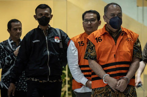 Direktur Komersial PT Perusahaan Gas Negara (PGN) tahun 2016-2019 Danny Praditya  dan Komisaris PT Inti Alasindo Energi (IAE) tahun 2006-2023 Iswan Ibrahim berdiri saat diumumkan sebagai tersangka di Gedung Merah Putih KPK, Jakarta. Foto: ANTARA FOTO/Bayu Pratama S