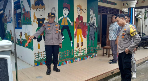 Polisi saat melakukan olah TKP bocah tersetrum saat memegang tiang knopi. | Foto: Dok Istimewa
