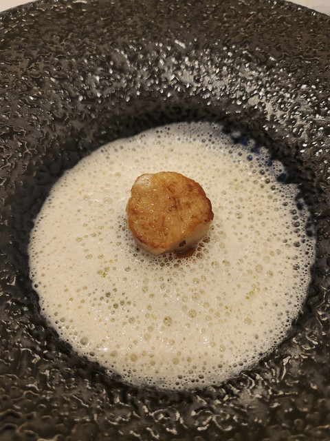 Mencicipi menu scallop yang disajikan dalam chowder kerang yang lembut dengan minyak kucai dan sambal mangga di Alice The Langham, Jakarta.  Foto: Ela Nurlaela/kumparan