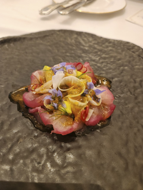 Mencicipi menu hamachi di Alice The Langham, Jakarta.  Foto: Ela Nurlaela/kumparan