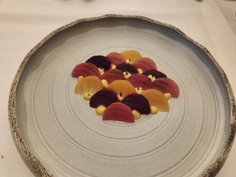 Mencicipi menu heirloom beetroot di Alice The Langham, Jakarta.  Foto: Ela Nurlaela/kumparan