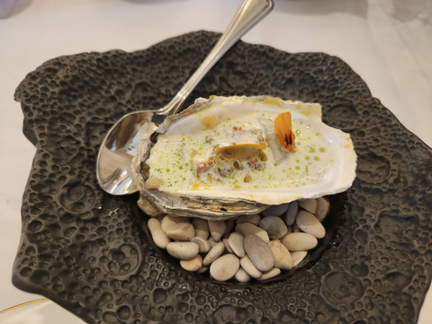 Mencicipi menu oyster yang dipadukan dengan krim tiram asap, kemangi, dan dabu-dabu di Alice The Langham, Jakarta. Foto: Ela Nurlaela/kumparan