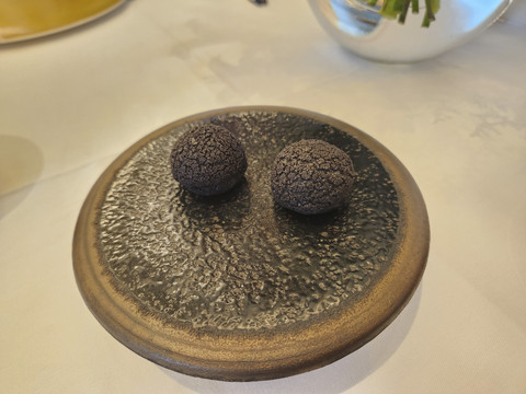 Mencicipi menu charcoal puff, smoked mackerel di Alice The Langham, Jakarta. Foto: Ela Nurlaela/kumparan