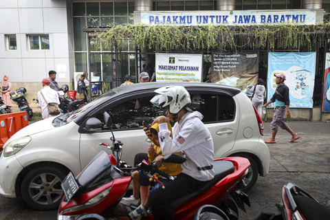 Sejumlah warga menunggu antrean untuk pendaftaran cek fisik kendaraan dalam program pemutihan pajak kendaraan di Samsat Kota Bekasi, Jawa Barat, Sabtu (12/4/2025). Foto: Iqbal Firdaus/kumparan