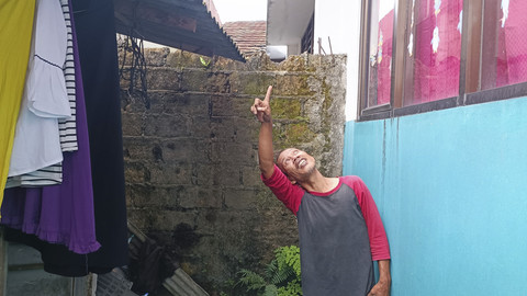 Agus Suhendar (45), warga Kampung Jayasari Rangga Mekar, Kota Bogor, rumahnya berada 200 meter dari titik gempa 4,1 M, Sabtu (12/4/2025). Foto: Thomas Bosco/kumparan