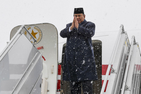 Presiden Prabowo Subianto memberi salam sebelum meninggalkan Ankara untuk melanjutkan perjalanan menuju Kota Antalya di Bandara Internasional Esenboga, Ankara, Turki, Jumat (11/4/2025). Foto: Galih Pradipta/ANTARA FOTO