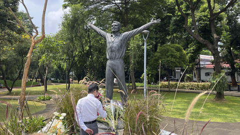 Gavriel salah satu warga yang memperingati hari kosmotika di monumen Yuri Gagarin, Taman Mataram, Jakarta Selatan, Sabtu (12/4/2025). Foto: Haya Syahira/kumparan