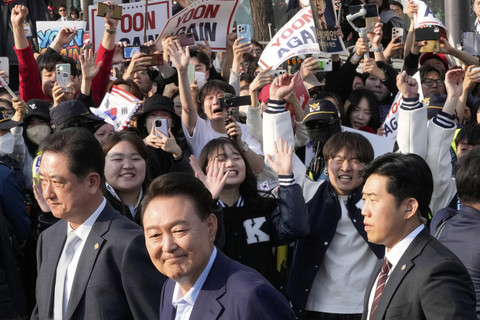 Sejumlah warga menyapa saat mantan presiden Korea Selatan Yoon Suk-yeol keluar dari rumah dinas di Seoul, Korea Selatan, Jumat (11/4/2025). Foto: AHN Young-joon/Pool/AFP