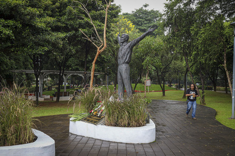 Pengunjung mengamati Patung Kosmonot Yuri Gagarin di Taman Mataram, Kebayoran Baru, Jakarta, Sabtu (12/4/2025). Foto: Iqbal Firdaus/kumparan